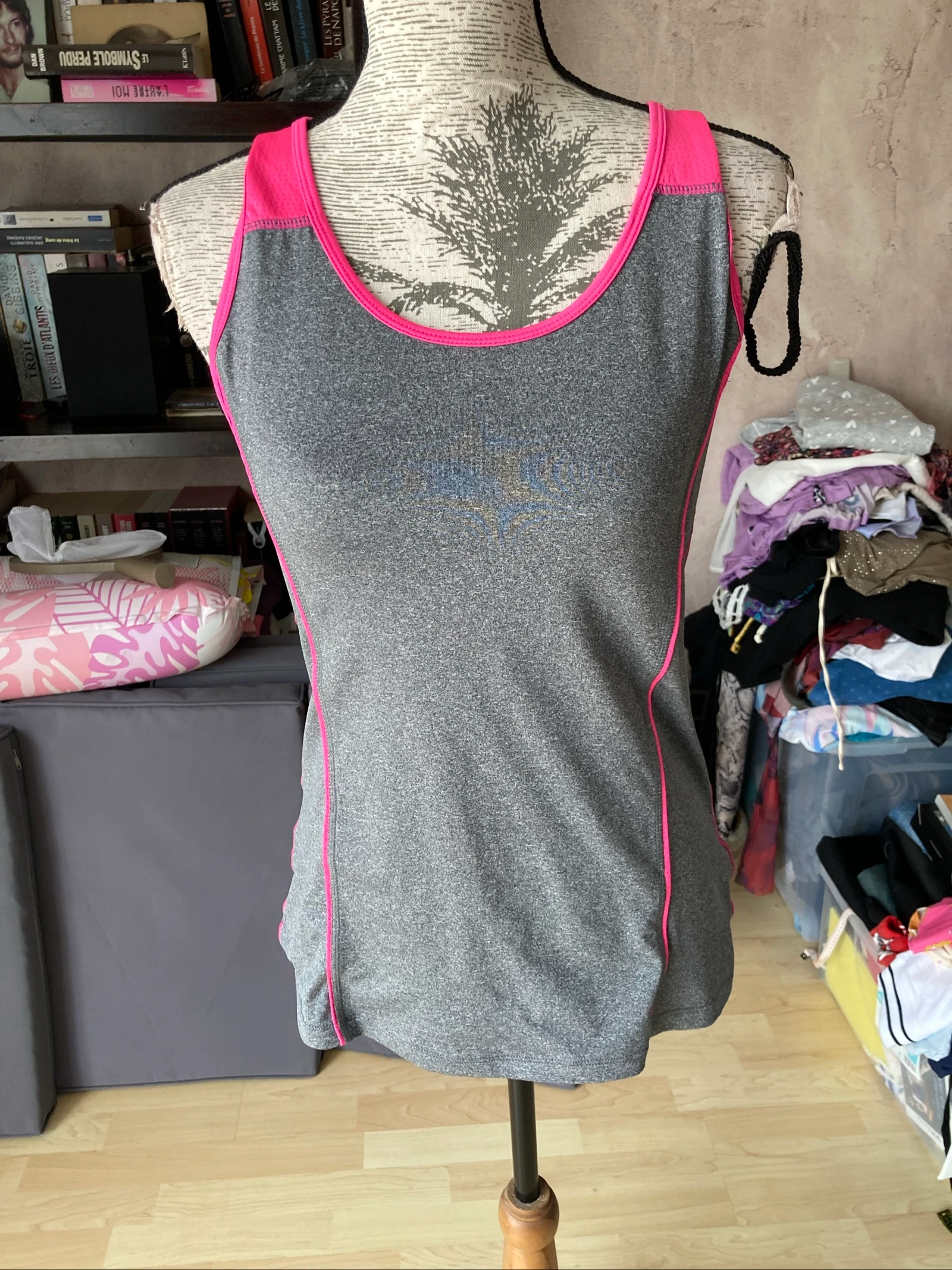 Très beau teeshirt de sport taille L